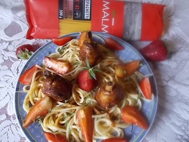 Spaghetti z goloneczkami, truskawkami i ...czyli wypasiony kwartet.