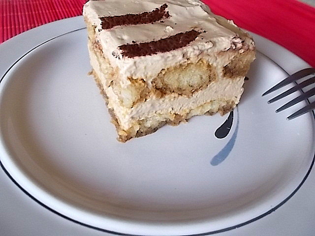 Lekkie ciasto  kawowe z biszkoptami na wzór tiramisu.