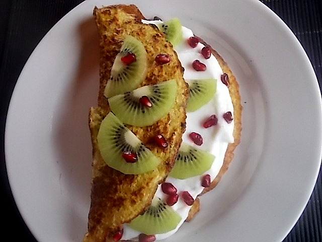 Omlet otrębowy z owocami i KFD Protein Dessert.