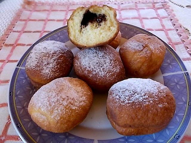 Pączki ziemniaczane nadziewane czekoladą.